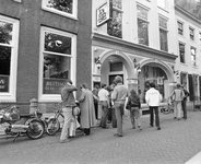 880811 Afbeelding van een groep jongeren voor het Dansinstituut de Rijk (Nieuwegracht 49) te Utrecht.